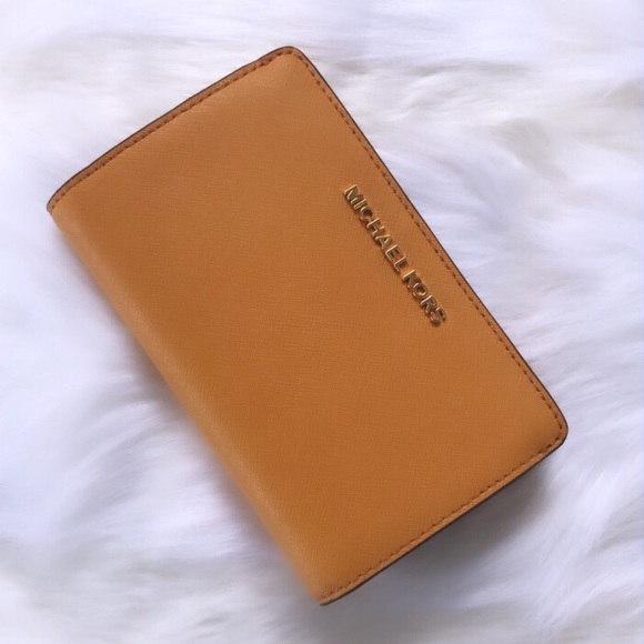 Michael Kors Handbags - 💃Michael Kors Jet Set Travel Slim Bifold Wallet